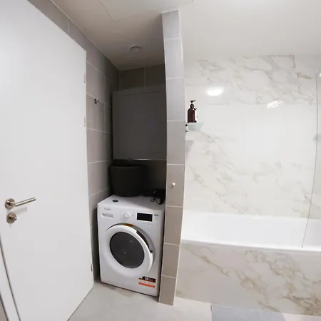 Holesovice Delight: Modern Comfort With A Twist In 7 Lägenhet *