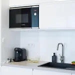 Holesovice Delight: Modern Comfort With A Twist In 7 Apartmán